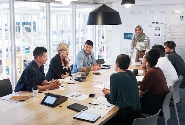 Colegas de trabalho que trabalham no escritório