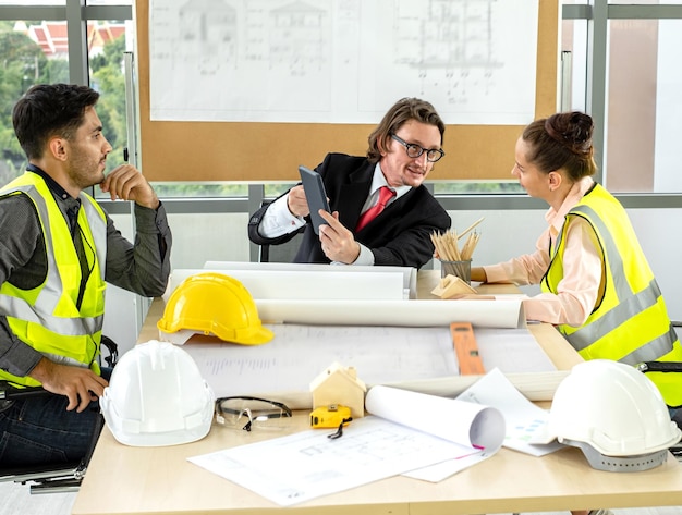 Colegas de trabalho que trabalham no escritório