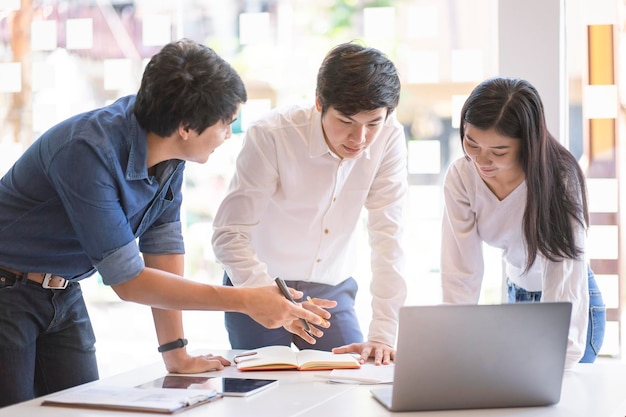 Colegas de trabalho que trabalham no escritório