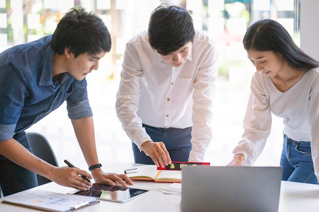 Colegas de trabalho que trabalham no escritório