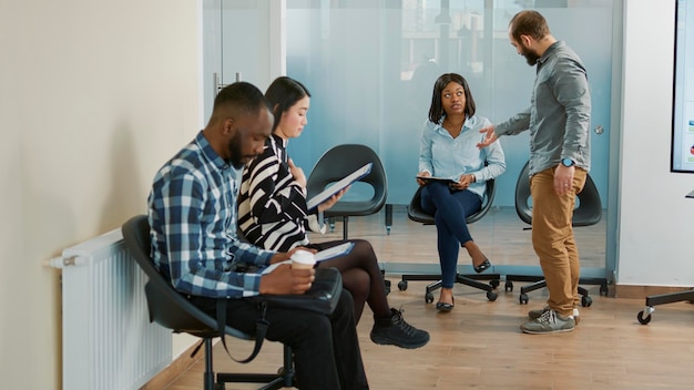 Foto colegas de trabalho que trabalham no escritório