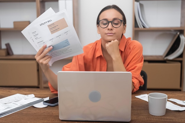 Foto colegas de trabalho que trabalham no escritório