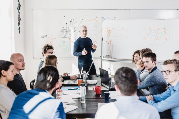 Foto colegas de trabalho que trabalham no escritório