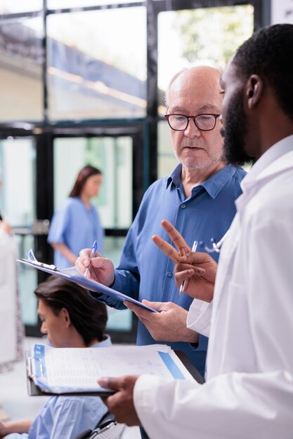 Foto colegas de trabalho que trabalham no escritório