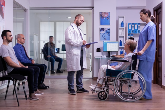 Colegas de trabalho que trabalham no escritório