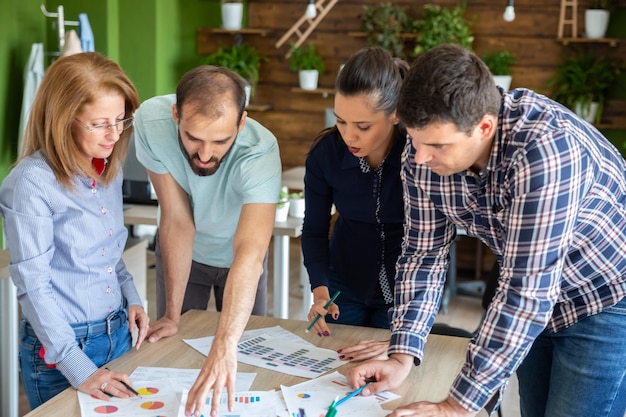 Foto colegas de trabalho que trabalham no escritório