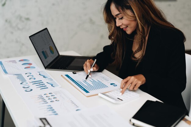 Colegas de trabalho que trabalham no escritório