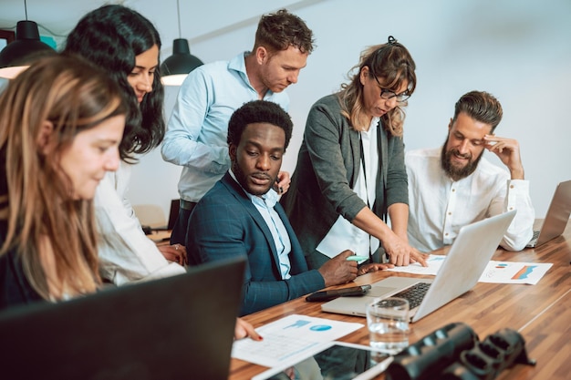 Colegas de trabalho que trabalham no escritório