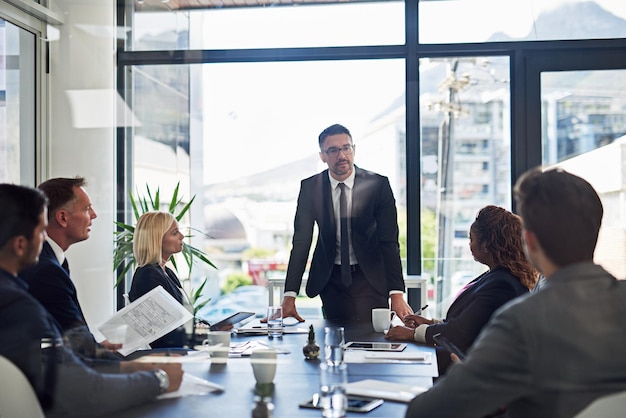 Colegas de trabalho que trabalham no escritório