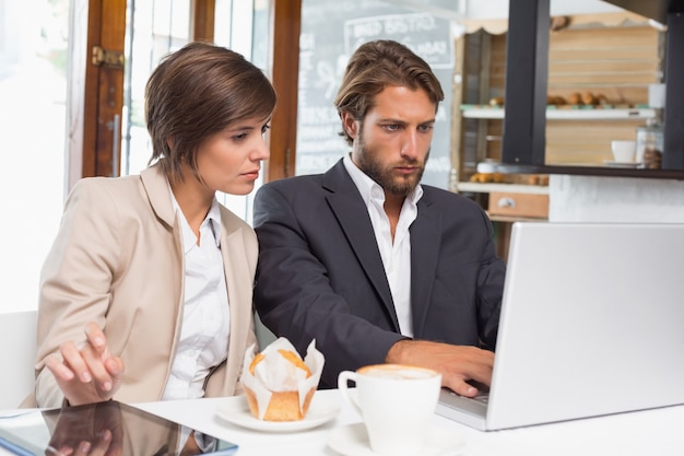 Colegas de trabalho que trabalham no seu intervalo