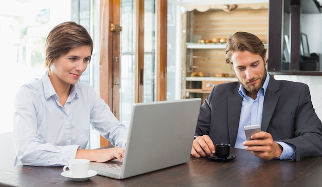 Colegas de trabalho que trabalham no seu intervalo