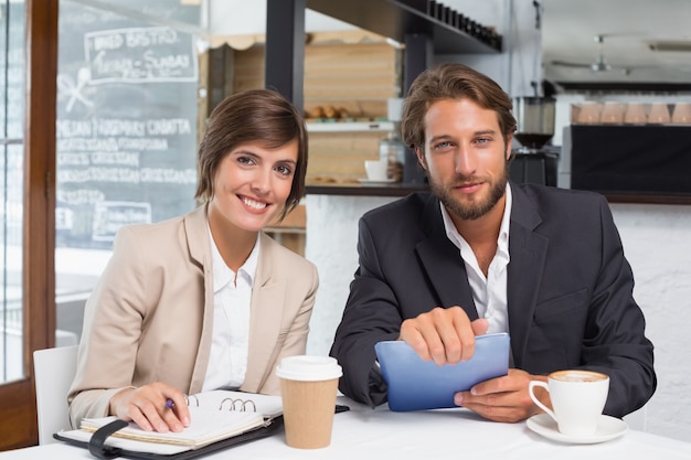 Colegas de trabalho que trabalham no seu intervalo