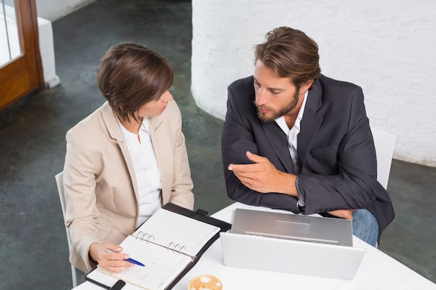 Colegas de trabalho que trabalham no seu intervalo