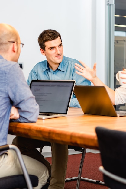 Colegas de trabalho se encontram no trabalho