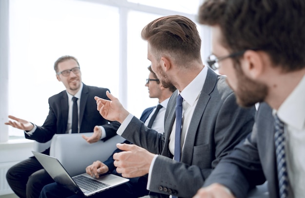 Colegas de trabalho sentados no conceito de negócio de sala de espera do escritório