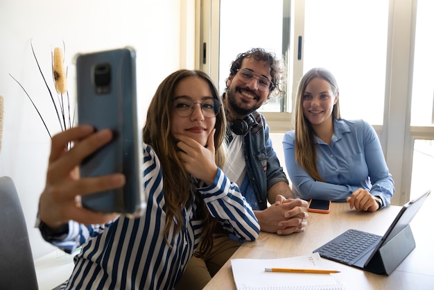 Colegas de trabalho tiram uma selfie na reunião