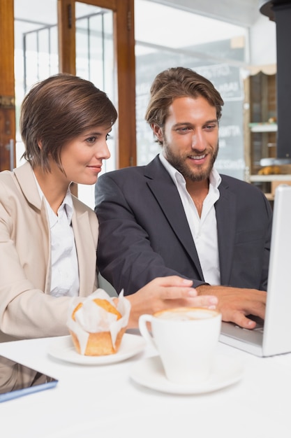 Foto colegas de trabalho, trabalhando em sua pausa no café