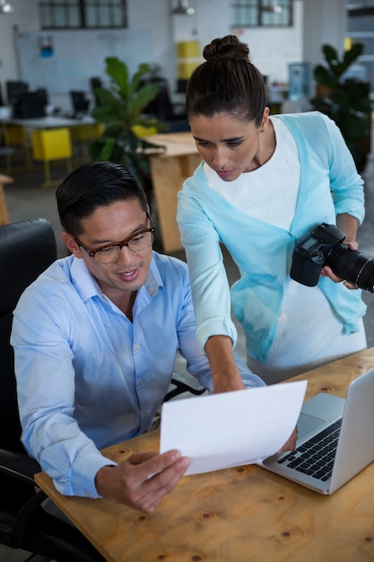 Colegas de trabalho, trabalhando juntos na mesa