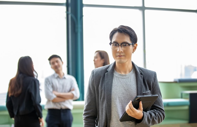 Colegas de trabalho trabalhando juntos no escritório