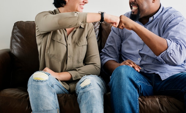 Foto colegas de trabalho trabalhando juntos no escritório