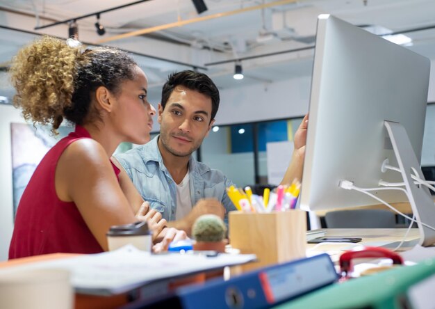 Foto colegas discutem conclusões no escritório moderno