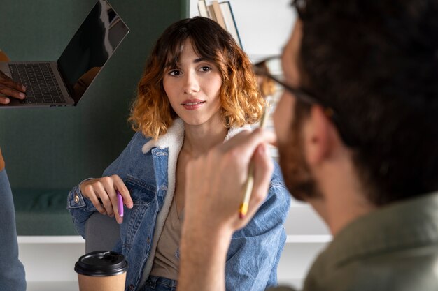 Colegas discutiendo y aprendiendo durante la sesión de estudio