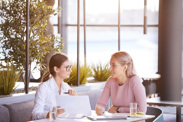 Colegas discutiendo el plan de ventas