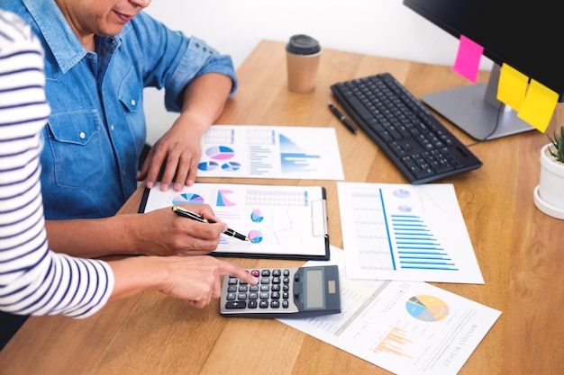 Foto colegas discutiendo sobre gráficos en la mesa