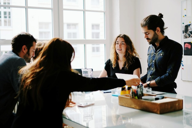 Colegas discutindo à mesa no escritório