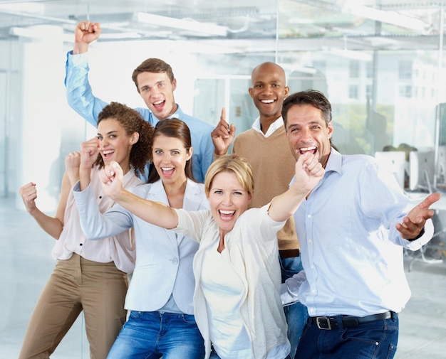 Colegas e amigos Tiro recortado de colegas de trabalho no escritório