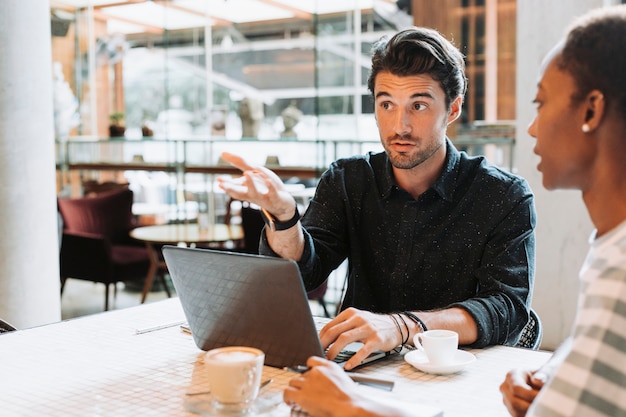 Colegas em um espaço de trabalho trabalhando juntos