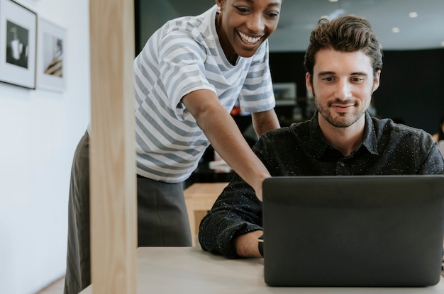 Colegas em um espaço de trabalho trabalhando juntos