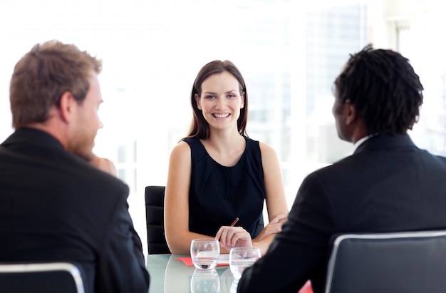 Foto colegas empresários mutli-étnicos conversando juntos