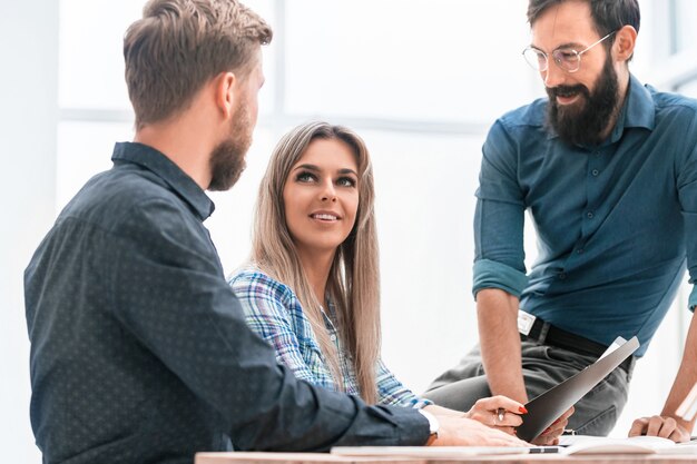 Colegas estendendo as mãos um para o outro para um aperto de mão. conceito de sucesso