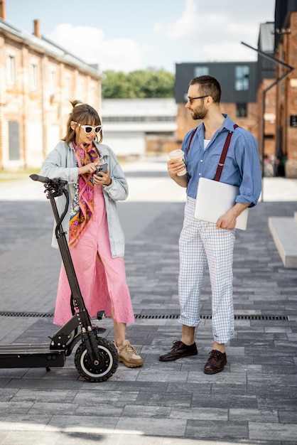 Colegas con estilo se reúnen al aire libre