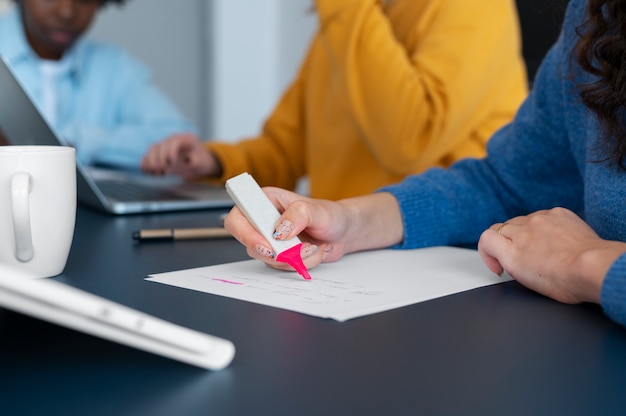 Colegas fazendo trabalho em equipe para um projeto