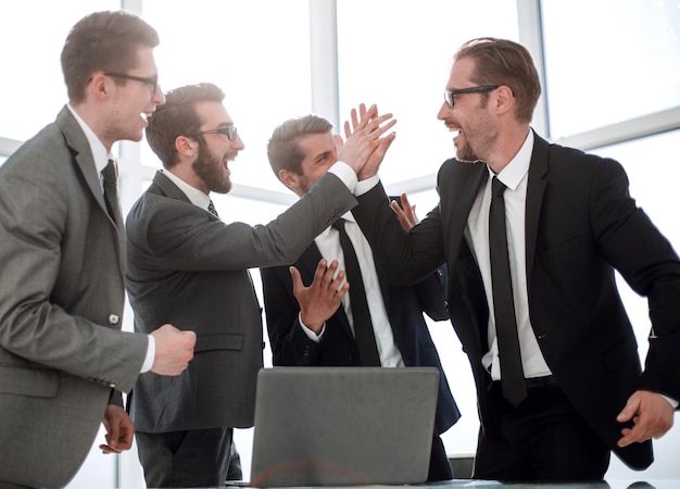 Colegas felizes em pé no escritórioconceito de sucesso