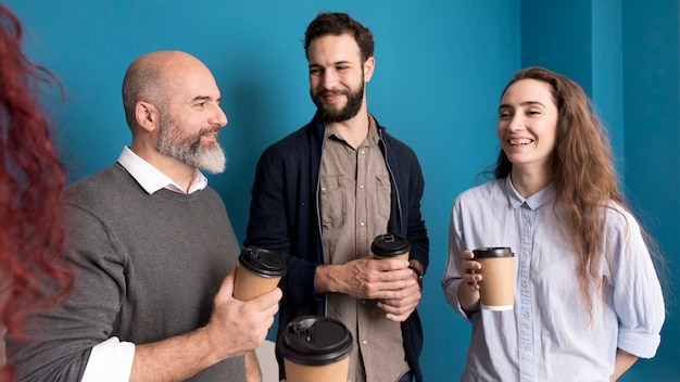 Foto colegas felizes em tomar café juntos