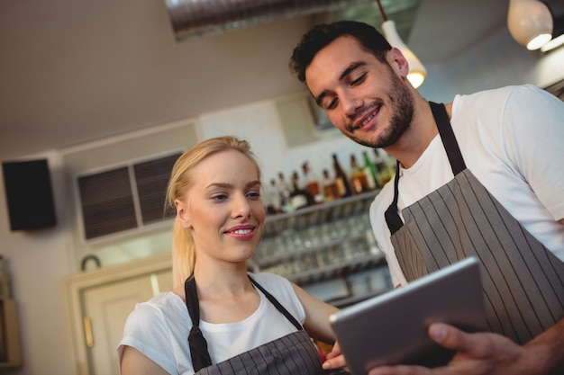 Colegas felizes usando tablet digital