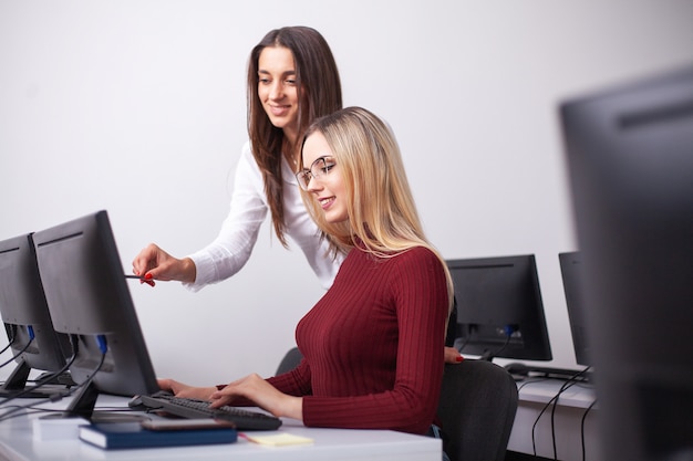 colegas femininas no escritório trabalhando juntos.