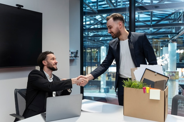 Colegas hablando en el trabajo plano medio