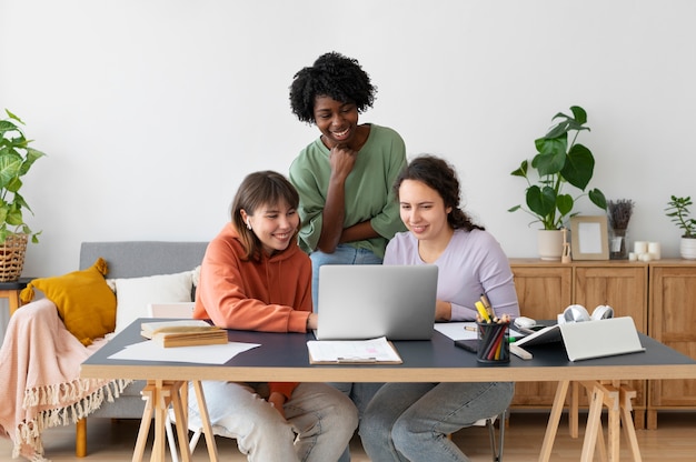 Foto colegas haciendo trabajo en equipo para un proyecto