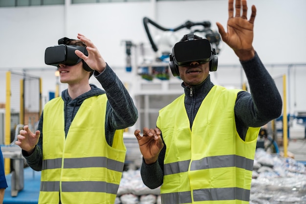 Colegas de la industria de la robótica probando gafas de realidad virtual