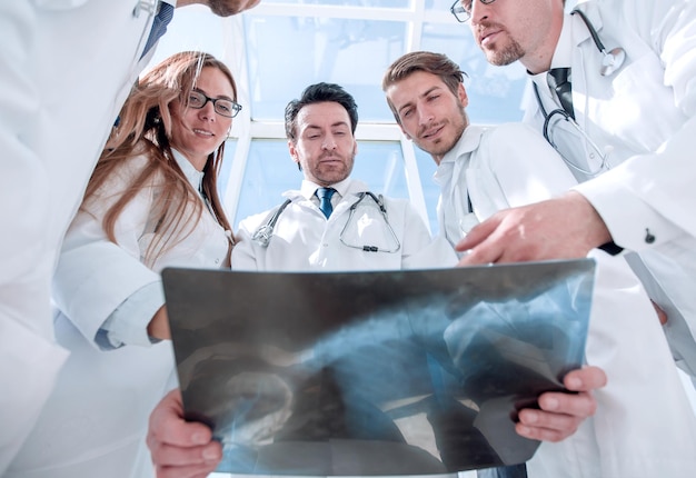 Los colegas médicos miran la radiografía del paciente.