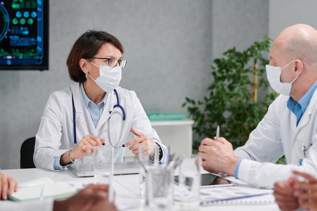 Colegas médicos que tienen una reunión