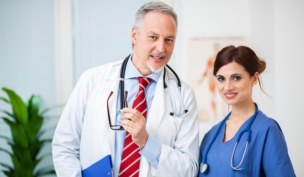 Colegas médicos sonriendo en su estudio