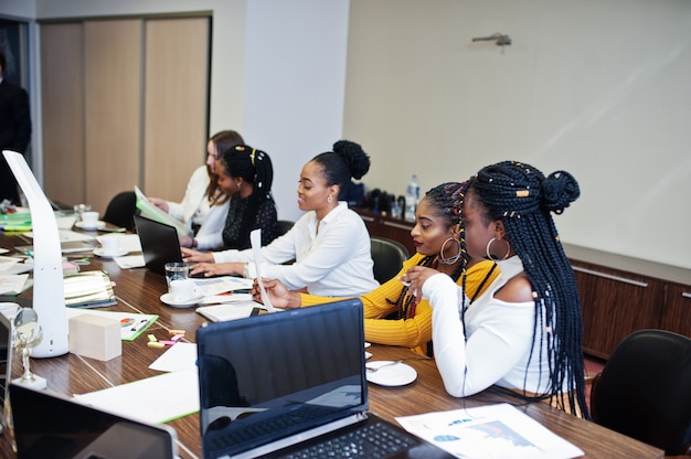 Colegas mulheres multirraciais, tripulação de parceiros do sexo feminino divergência no escritório sentar à mesa.