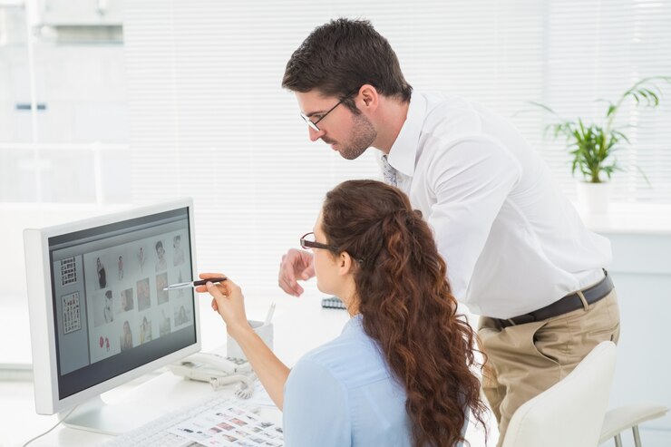Foto colegas de negocios concentrados trabajando en la computadora