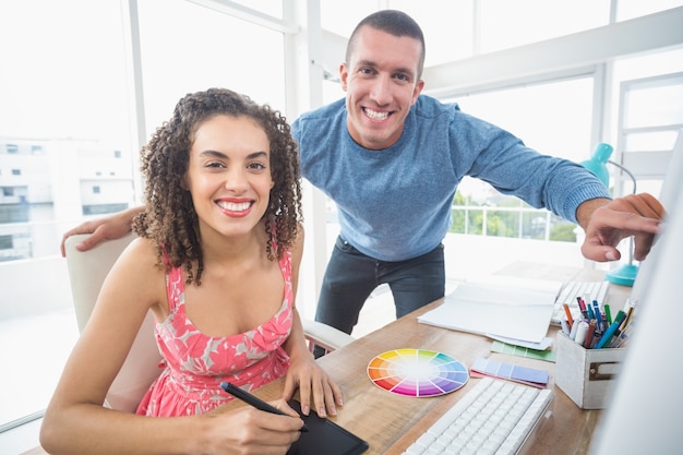 Colegas de negocios creativos que trabajan en la computadora