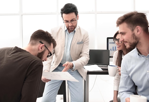 Colegas de negocios discutiendo noticias durante la pausa para el café